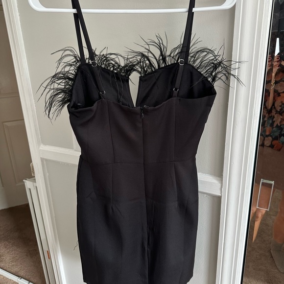 Black short dress with feathers - Picture 2 of 2